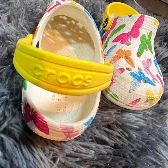 Girls Butterfly Crocs - Picture 5 of 7